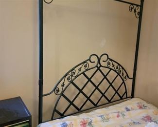 METAL CANOPY BED FRAME IVY DETAIL QUEEN SIZE