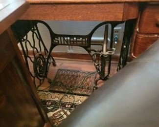 SINGER TREADLE SEWING MACHINE & CABINET