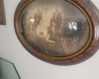 VINYTAGE OVAL BUBBLE GLASS PICTURE