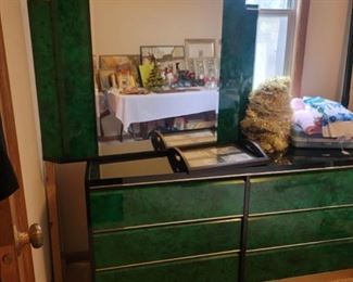 80'S BLACK & GREEN LAMINATE BEDROOM SET INCLUDES DRESSER/MIRROR,CHEST & NITE STAND.