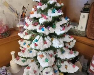 CERAMIC CHRISTMAS TREE WITH BASE & LIGHT