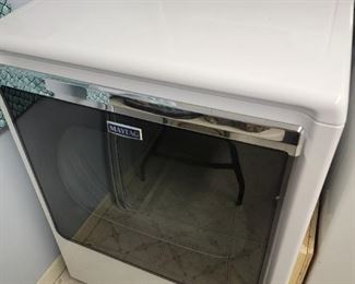LIKE NEW  MAYTAG 29" ELECTRIC DRYER MAYTAG COMMERCIAL TECHNOLOGY 8.8 CU FT CAPACITY. BRAVOS XL