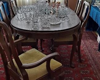 Pennsylvania House dining table w/ 8 chairs, 2 leaves and pads