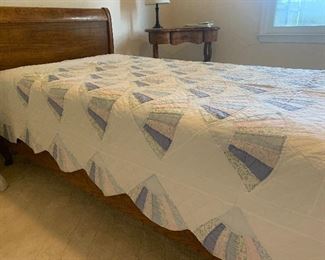 #180 Victorian fan quilt, twin; pristine condition $65