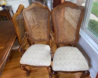 Thomasville dining table includes 2 captains chairs, 4 side chairs, 2 leaves measuring 18" each and protective table pads - 72 x 44 - $300    Table located in Libertyville.    Call or text Joanne at 708-890-4890 to schedule your appointment to view and purchase!