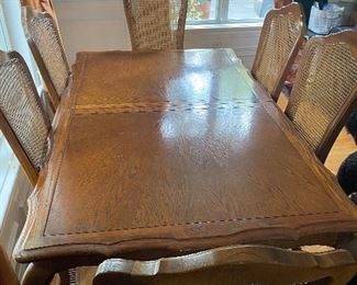 Thomasville dining table includes 2 captains chairs, 4 side chairs, 2 leaves measuring 18" each and protective table pads - 72 x 44 - $300    Table located in Libertyville.    Call or text Joanne at 708-890-4890 to schedule your appointment to view and purchase!