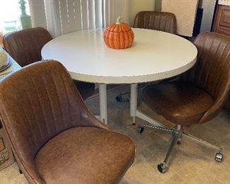 Formica round table and 4 chairs