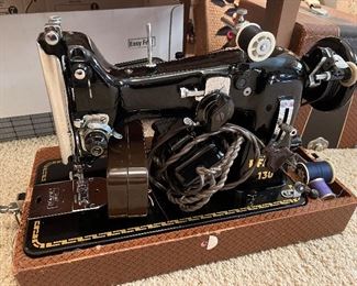 Vintage Pfaff sewing machine in pristine condition!
