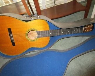 Guitar looks like bakelite tuners