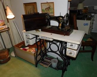Singer Sewing Machine in WORKING CONDITION !