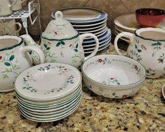 Pfaltzgraff Winterberry pieces