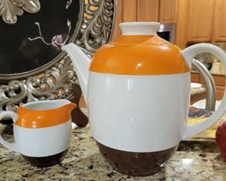 Retro teapot and creamer