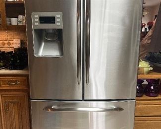 GE PROFILE French Door refrigerator w/water and ice dispenser
In great shape and working (we have another fridge in utility room)