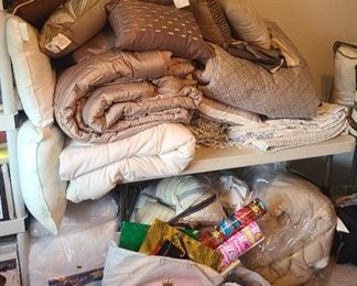 Decorative pillows w/comforters, mattress covers ➕️