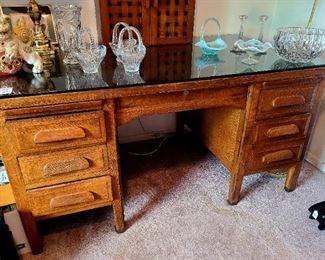 Tiger wood 7 drawer desk with glass top
*great condition