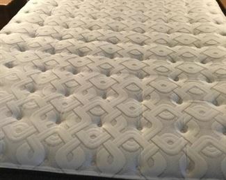 Sealy Performance Posturepedic Full Size Mattress in excellent condition