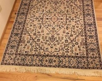Area Rug 4' x 5'5
