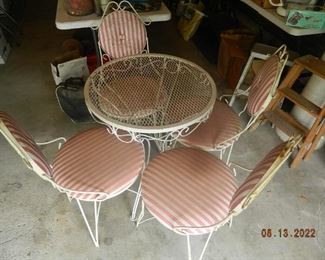 metal table w/4 chairs