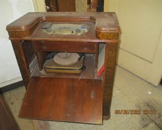 One of 4 console antique radio