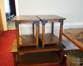 Nice coffee table and side table set - great condition