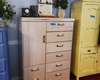 Nice chest of drawers - in great condition, lots of storage