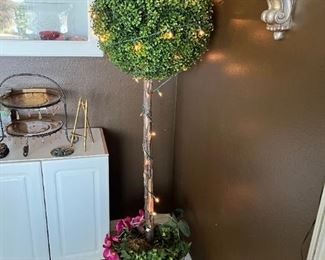 Single ball boxwood w/lights
