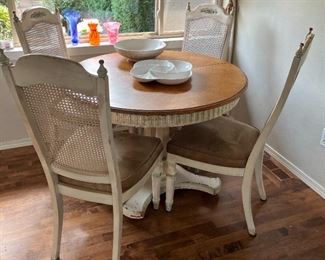 French Provincial Country dining table + 4 chairs + leaf