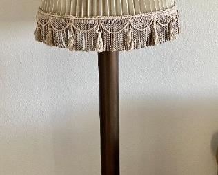 Columnar floor lamp