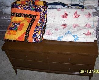 Blanket chest, two quilts