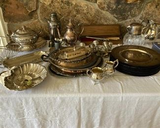 Various silverplate serving dishes and coffee pots, glass chargers