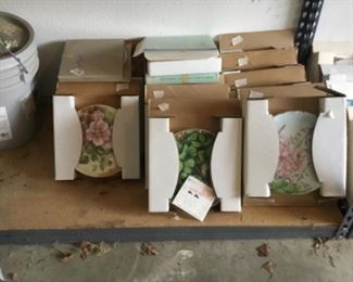 Plates of all kinds with original boxes