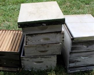 61 - Lot of wood bee boxes