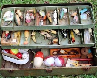 117 - Tacklebox w/ assorted tackle 7.5 x 19 x 7