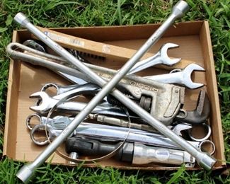 121 - Tray lot of assorted tools