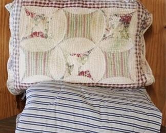 180 - Full Size Comforter & Pillow & Outdoor Cushion