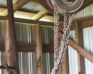 326 - Antique Yale Block w/chain