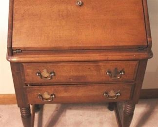 424 - Slant Front Desk 24" x 17" x 37"