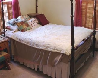 423 - Queen Size Poster Bed w/ Bedding 60" x 68" x 83"