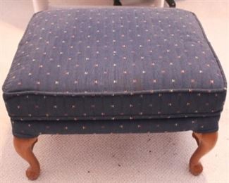 895 - Ottoman 22" x 18" x 18"