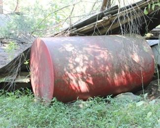 933 - Metal Barrel (Oil Drum) Bring help and tools for removal