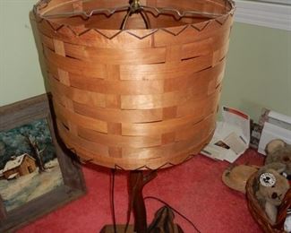 Wood lamp with duck motif