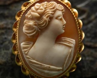 
14K Gold Pendant Hand carved cameo encased in a 14k gold setting. The base of the cameo is made of shell.  Total weight: 7.45g 