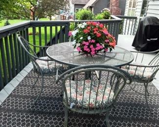 Patio Dining Table and 4 Chairs with Rug