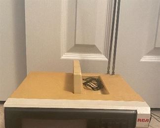 Vintage RCA Spacemaker 87/88 CSMD55Y AC/DC TV w/ AM/FM Radio 5"