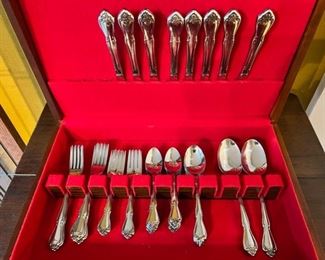 Stainless steel flatware set