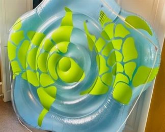 Large inflatable pool float