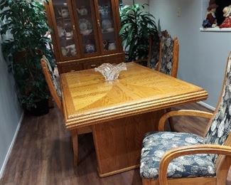 Large table  w 2 leaves  4 chairs 