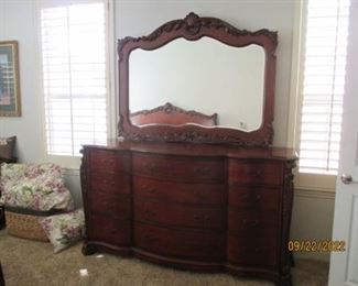 Beautiful Dresser. 12 drawer. Mirror.