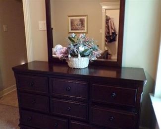 dresser w/mirror