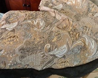 Brocade tree skirt with faux fur trim 